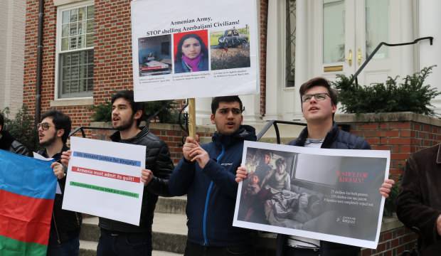 ABD’de yaşayan Azerbaycanlı vatandaşlar, Ermenistan'ın Washington Büyükelçiliği önünde protesto düzenledi. Göstericiler İdlib'de Türk askerine yapılan saldırıyı kınarken, Hocalı Katliamı'nda hayatını kaybedenleri andı.