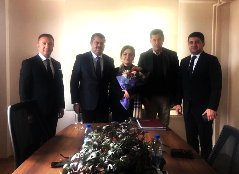 Ankara Azerbaycan Büyükelçisi Sayın Hazar İBRAHİM 8 Mart Dünya Kadınlar Günü münasebetiyle, TADİV Başkanı'na çiçek buketi taktim ettiler. 