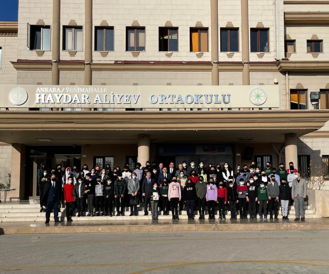 Ankara'da Umumi Lider Haydar Aliyev'i İsmini Taşıdığı Ortaokul Öğrencileri Andı.