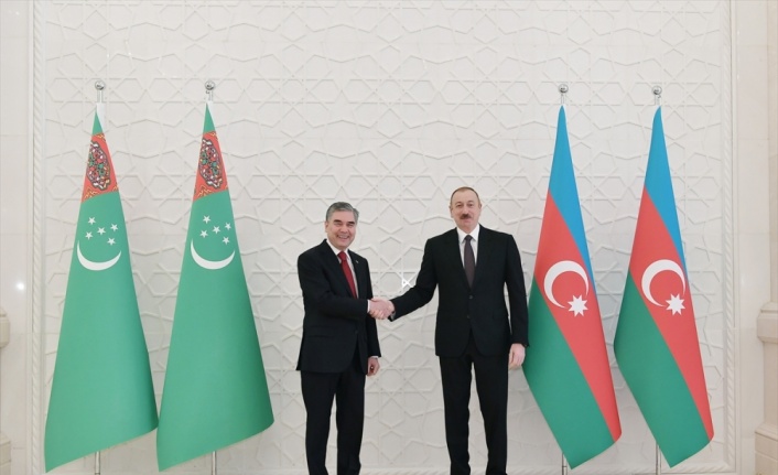 Azerbaycan Cumhurbaşkanı İlham Aliyev'in daveti üzerine Türkmenistan Devlet Başkanı Bakü'de resmi bir ziyaret gerçekleştirdi.