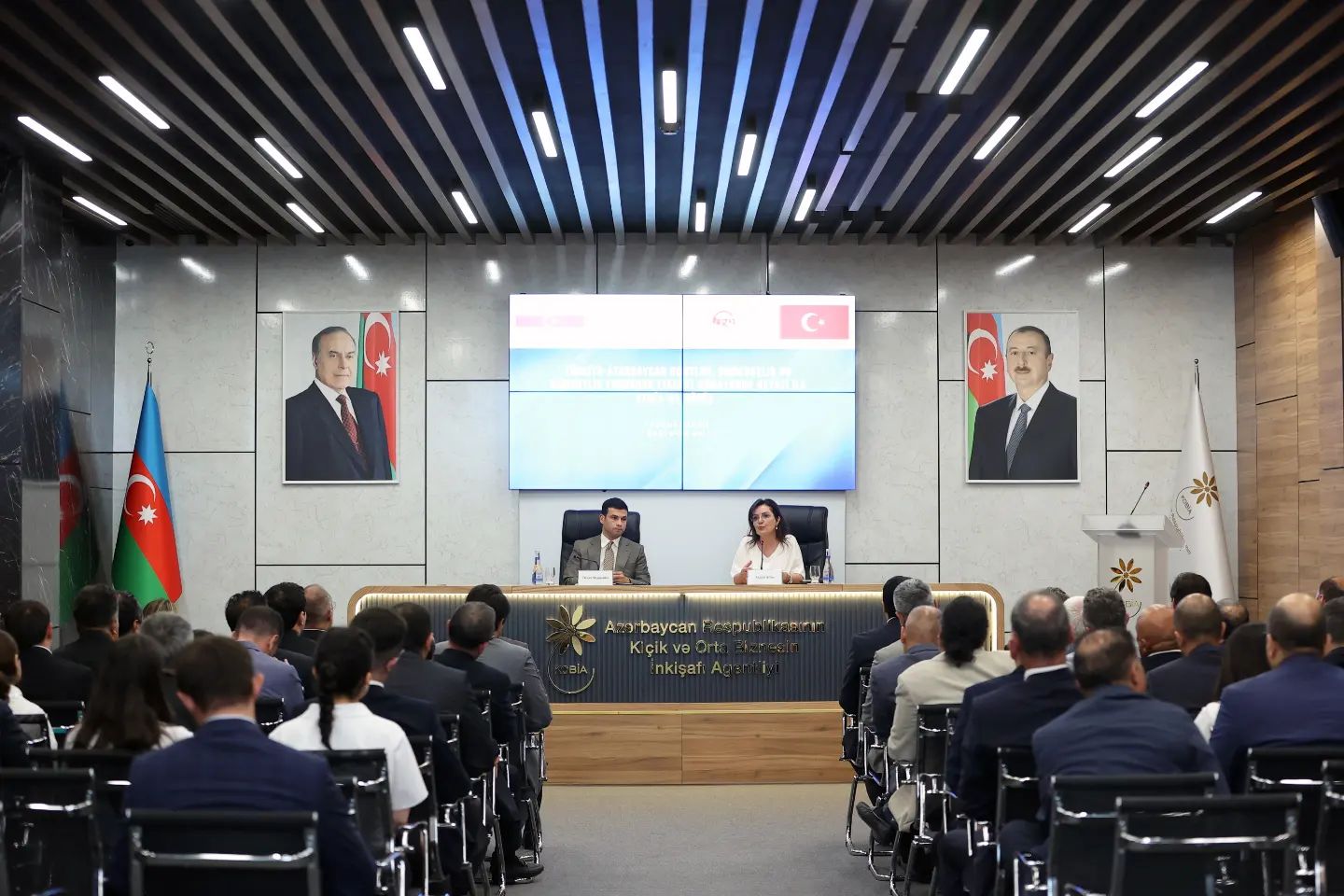 Bakü'de Türkiye Azerbaycan Dostluk İşbirliği ve Dayanışma Vakfı (TADİV) ve Azerbaycan   Küçük ve Orta Ölçekli İşletme Geliştirme Ajansı ortak toplantısı KOBI ev sahipliğinde düzenlendi. 