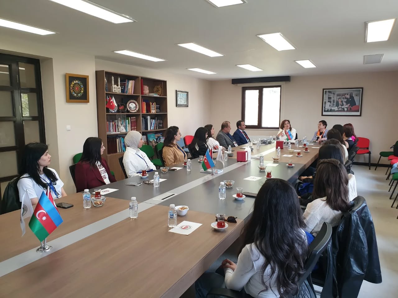 Başkanımız Prof.Dr.Aygün Attar, Hacettepe Üniversitesi vesilesiyle eğitim için Türkiye'ye gelen başarılı Azerbaycanlı öğrencilerimize, "Dünyada ve Türkiye'de Yüksek Öğretim Politikaları" dersini anlatmıştır.