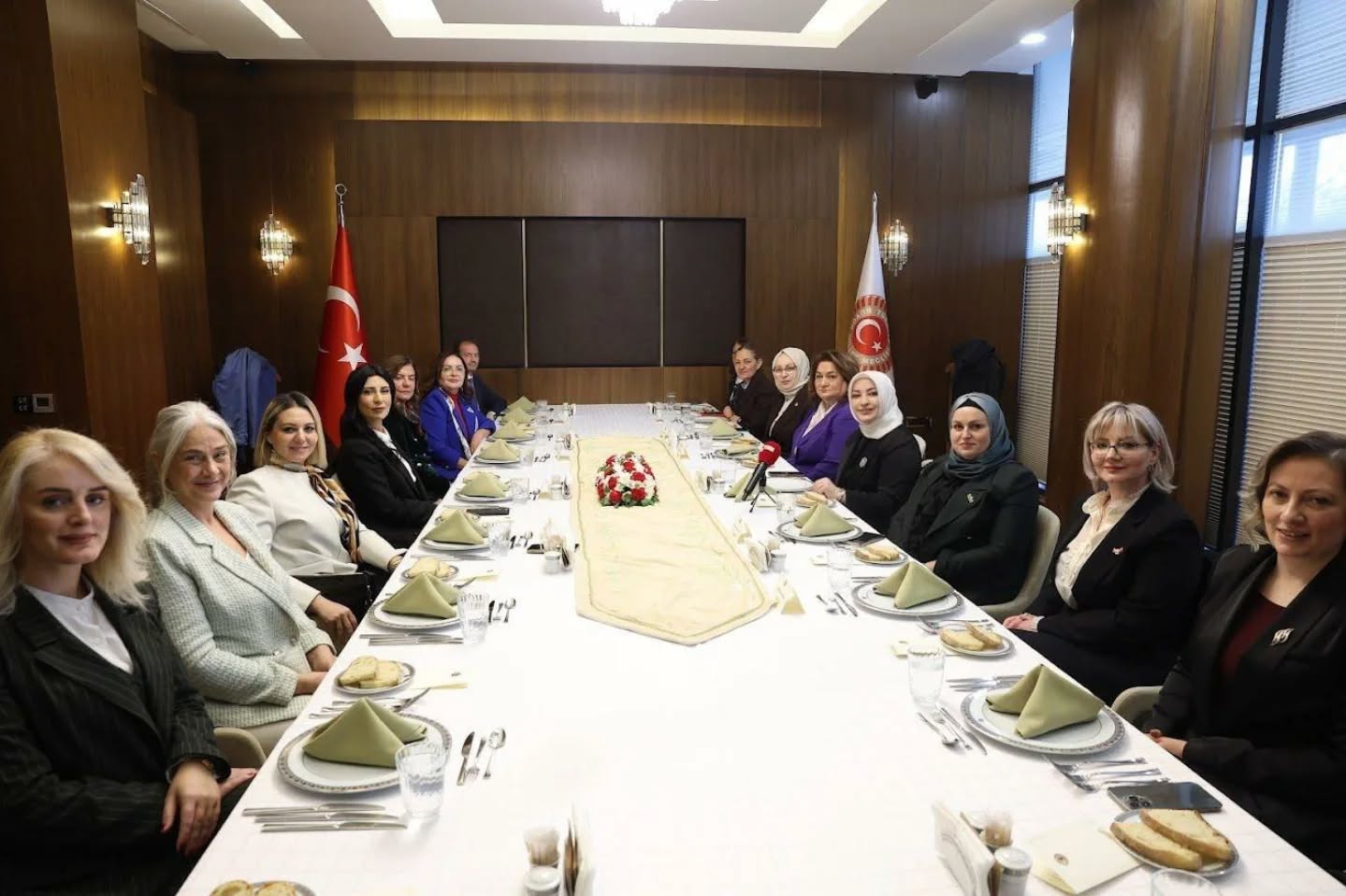 Türk Kadınının Seçme ve Seçilme Hakkının 91.Yıl Dönümü nedeniyle TBMM başkanı Prof.Dr.Numan Kurtuluş ‘un himayesinde  K.E.F.E.K arafından düzenlenen toplantı büyük bir başarıyla gerçekleşti.